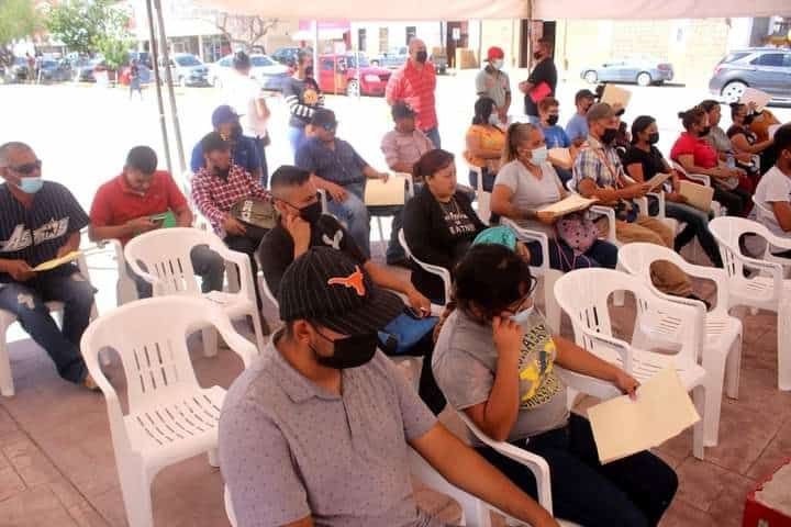 Sin importar las inclemencias del tiempo, desempleados acudieron a la contratación de personal.