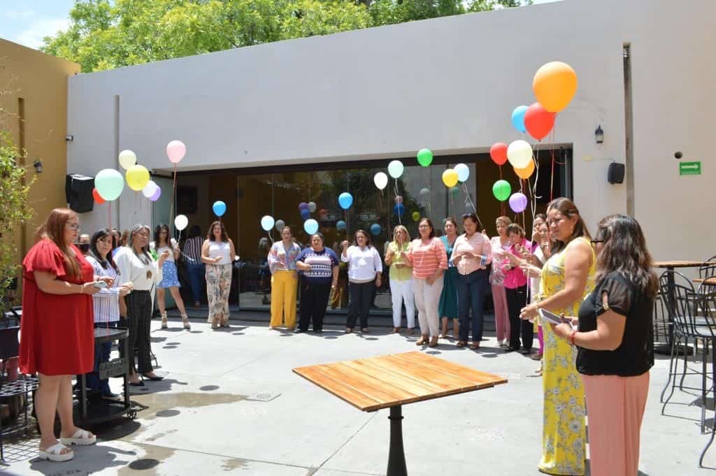 Una de las dinámicas entre las primeras damas fue portar globos de diferentes colores.