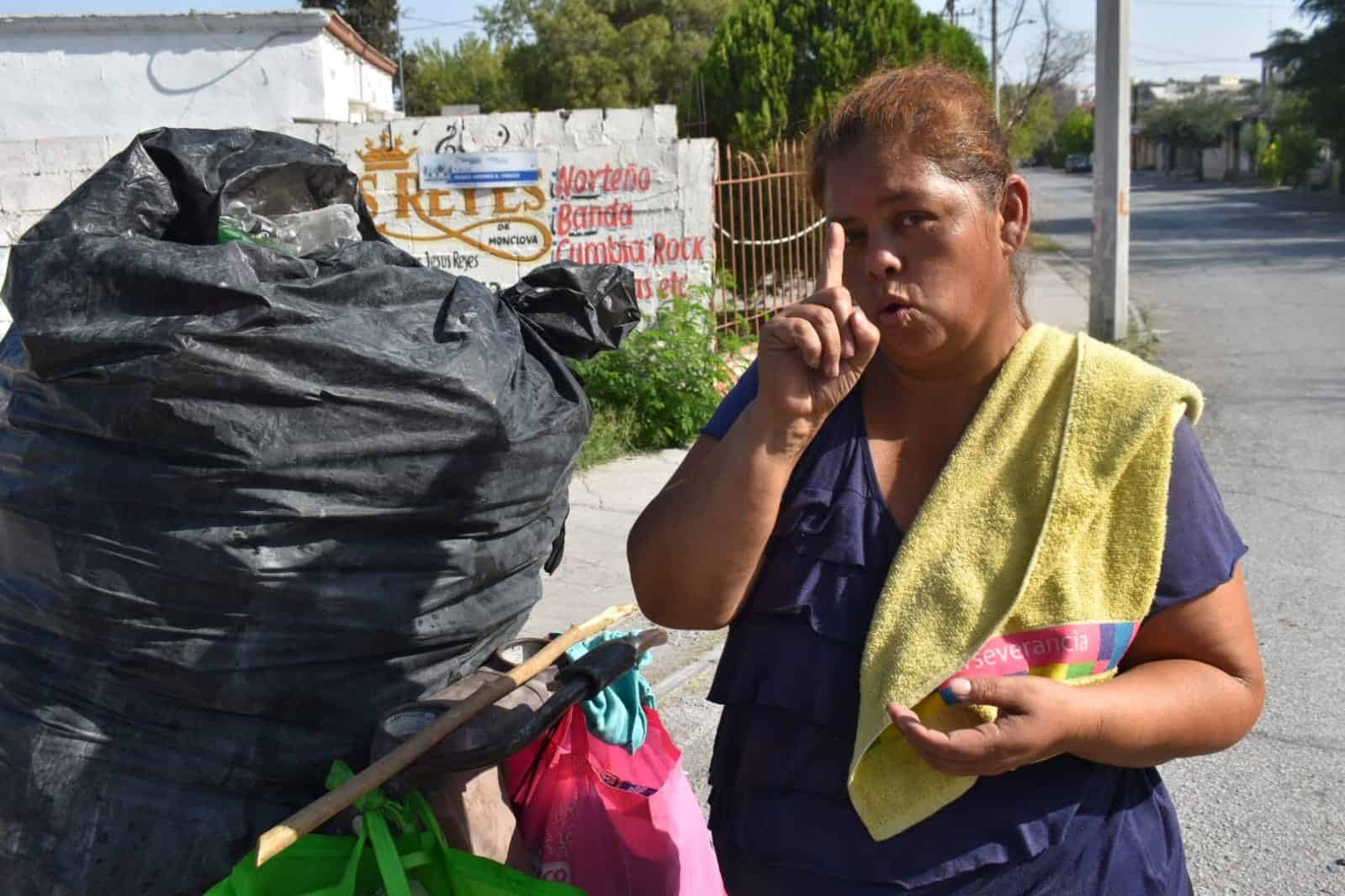 Ruth, una mujer admirable que sale a diario a recolectar pet y aluminio para poder vivir.