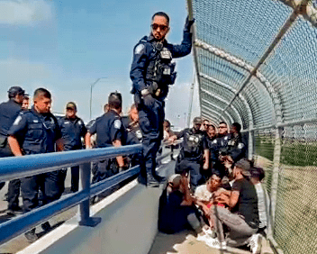 Huyen 40 migrantes; Cierran Puente II por motín en INM