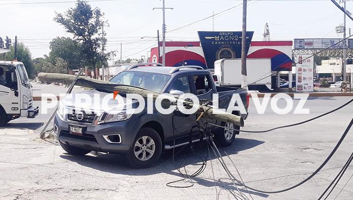 Le avienta ‘palo’ en camioneta