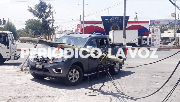 El pedazo de poste de madera cayó arriba de una camioneta que circulaba detrás del camión.