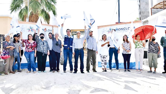 El alcalde Dr. Mario Dávila Delgado da el banderazo para el inicio de una obra de pavimentación en la privada Francisco I. Madero, de Estancias de San Juan.