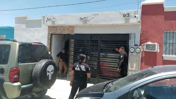 A punta de pistola amenaza a su familia