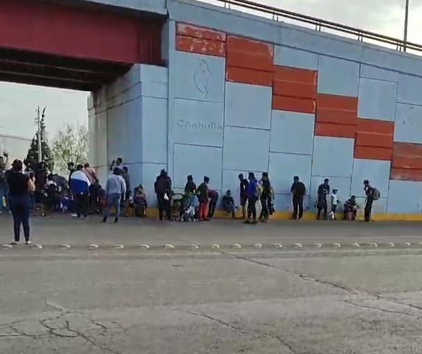 Nueva Rosita: Pasan migrantes rumbo a Piedras