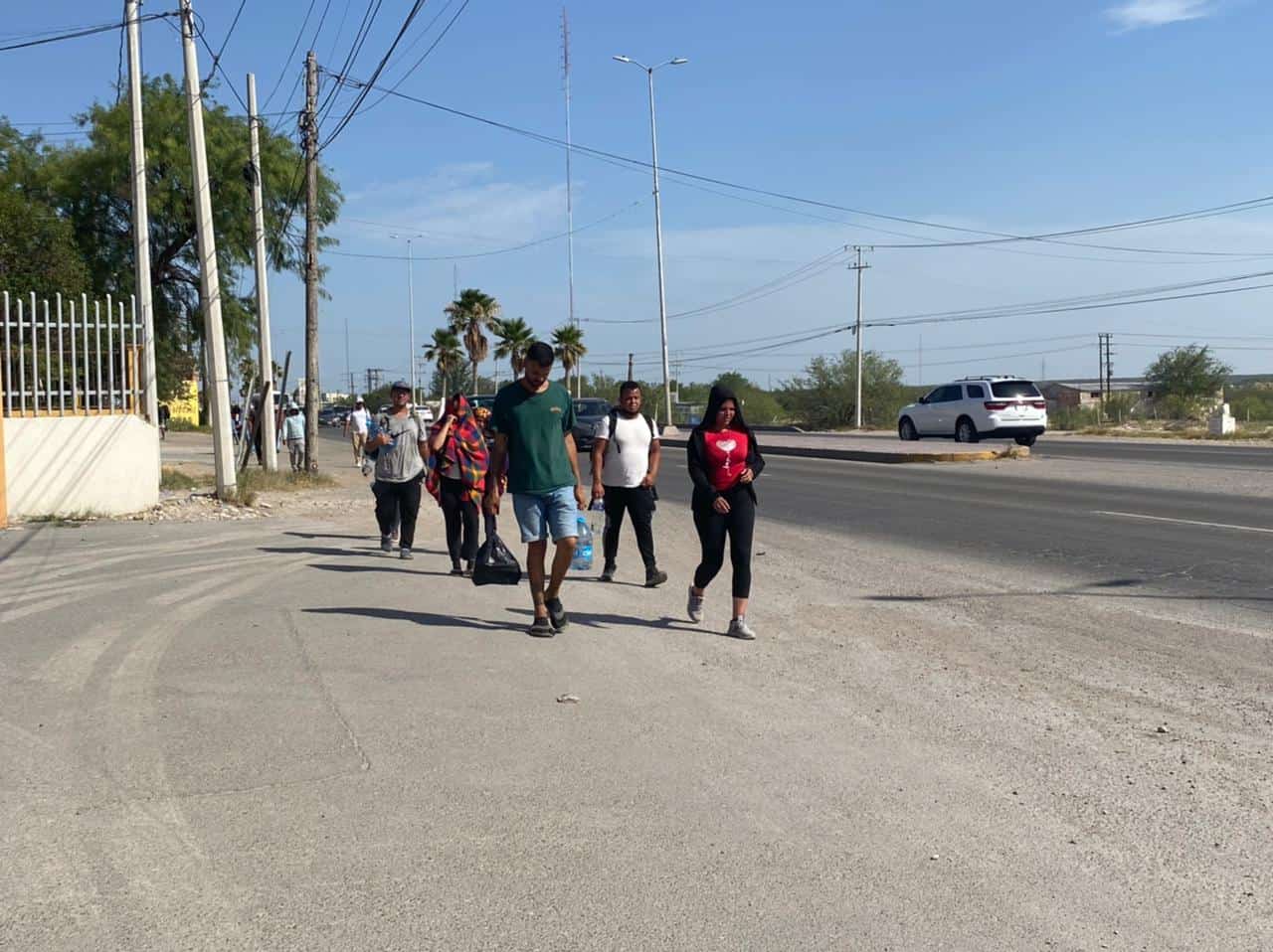 Pasan migrantes por Sabinas.