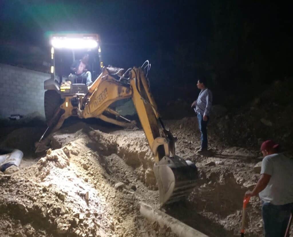 Los ejidatarios están ordeñando el agua de la línea general.