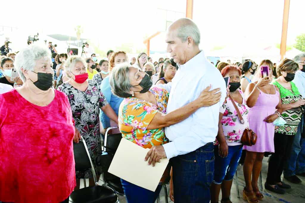 Muy contento el Alcalde Mario Dávila dio la bienvenida a las autoridades a la Caravana de la Salud que hicieron en conjunto municipio y estado.