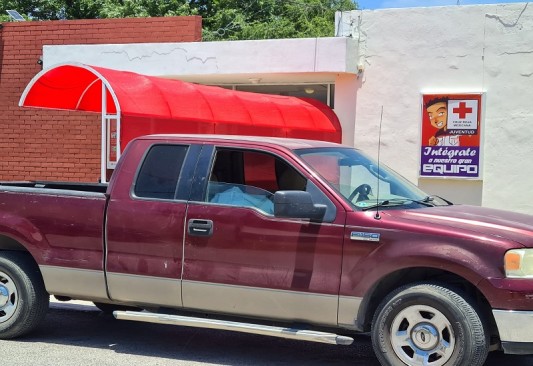 Paramédicos de la institución lo atendieron a bordo de una pickup Ford de color guindo, pero éste ya no presentaba signos de vida.