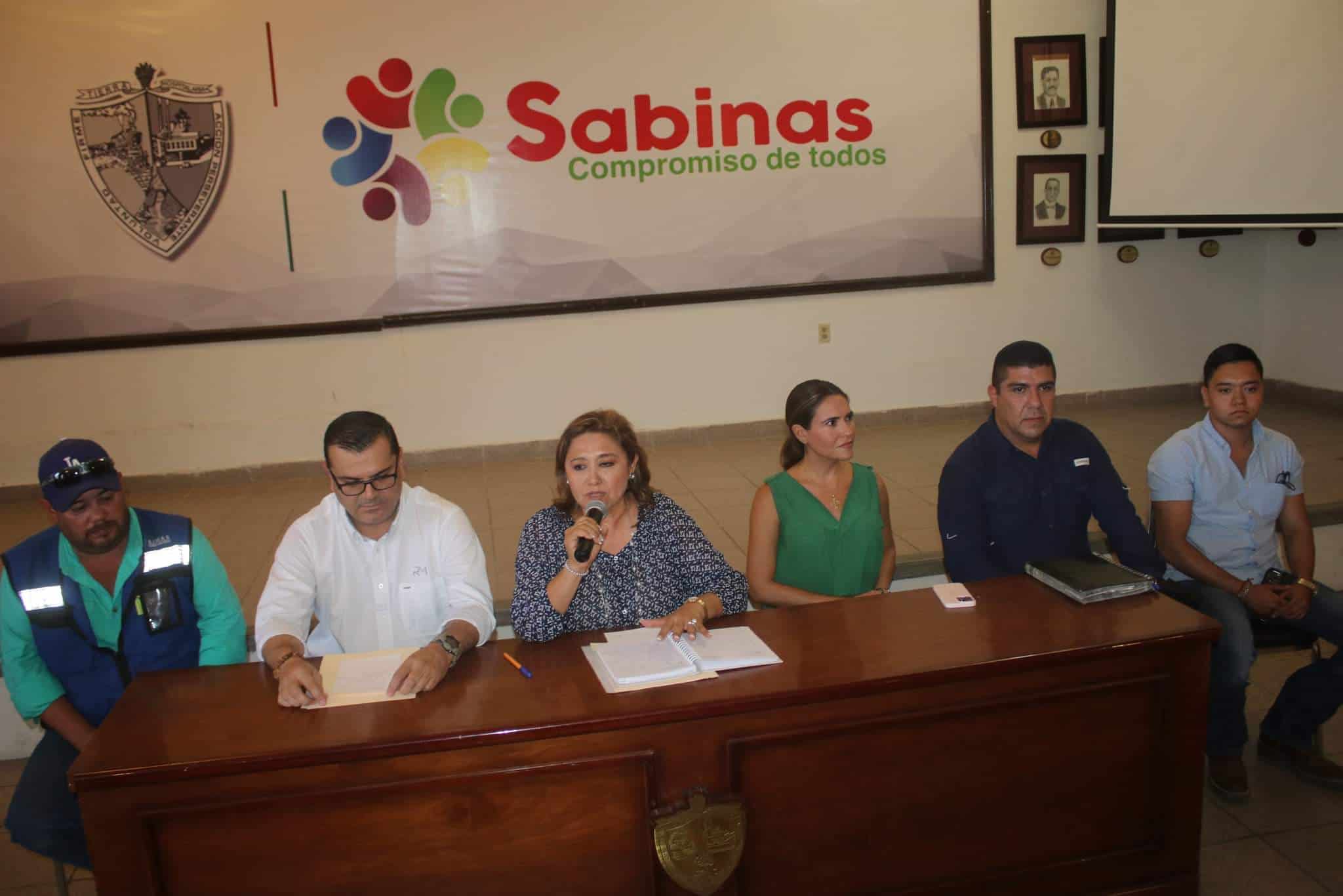 En rueda de prensa, Diana Haro Presidenta Municipal y el Gerente de Simas Rafael Martínez aseguran el abasto de agua potable.