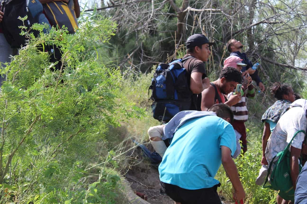 Asegura CBP a 200 migrantes al sur de Eagle Pass