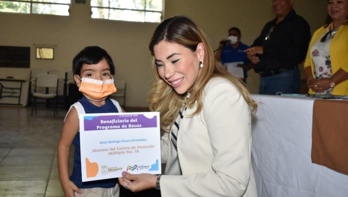 Múzquiz: Inicia Tania programa de becas