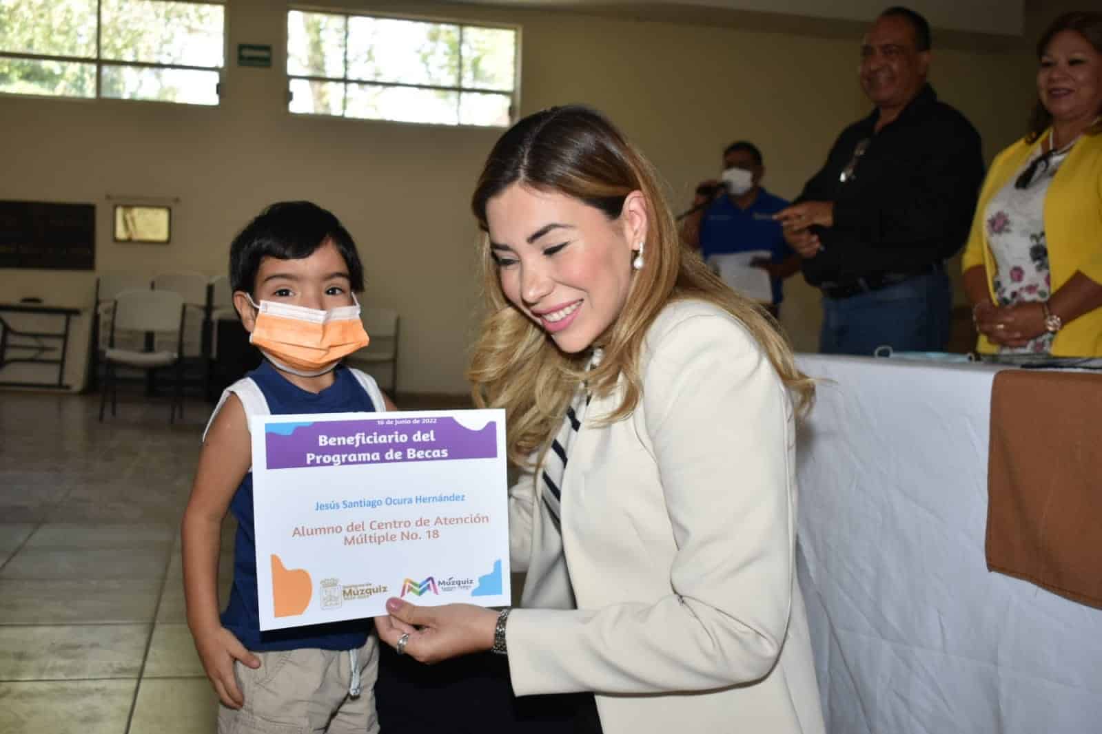 El Gobierno Municipal arrancó el programa de becas económicas y de transporte.