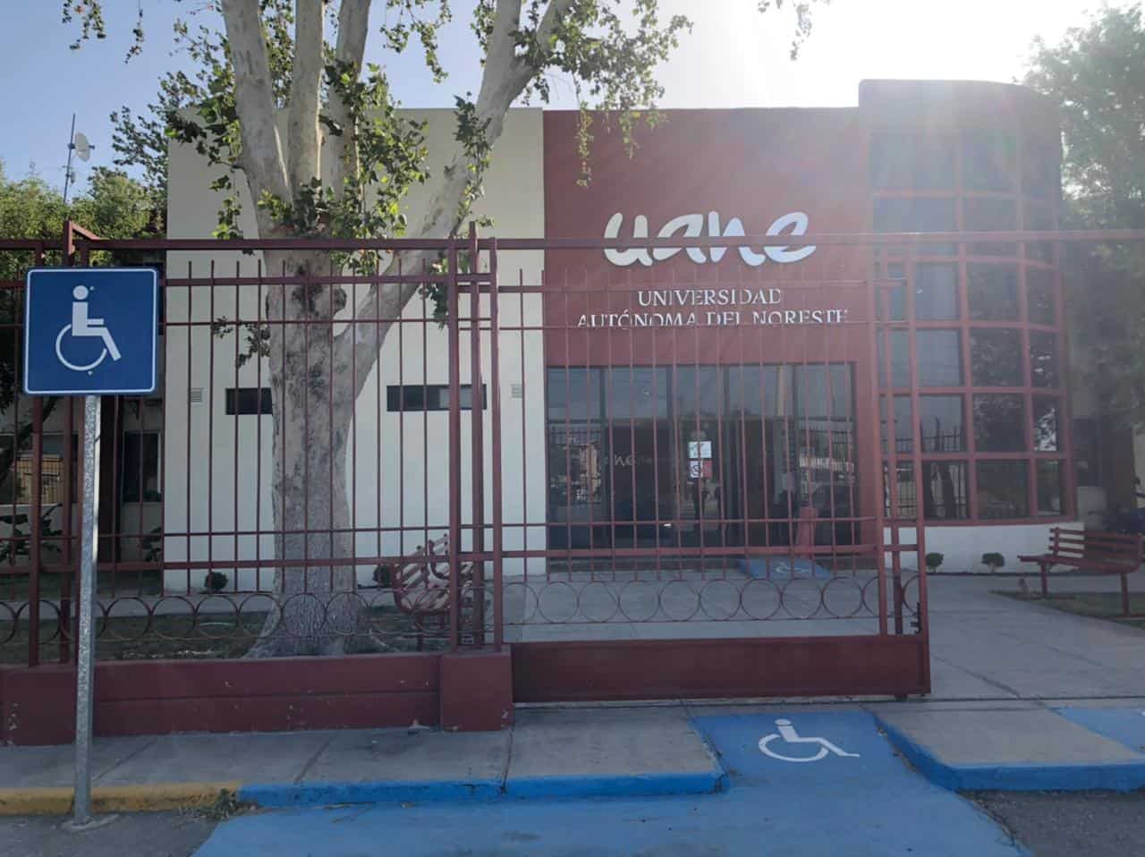 Ayer no le permitieron el acceso al plantel.