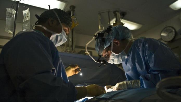 Médicos realizan cesárea sin luz; cortan oreja de bebé