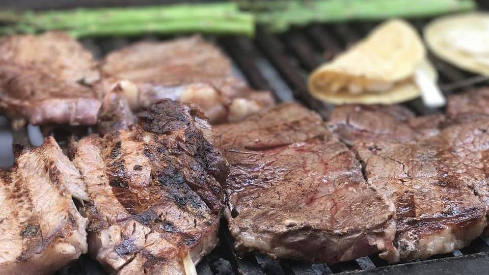 ¿Qué tan dañina es la carne asada?
