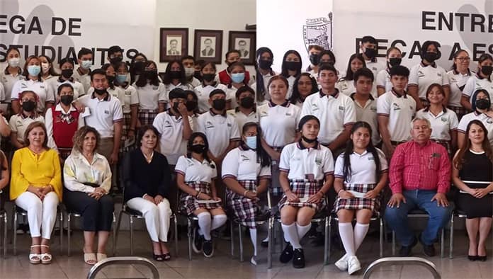 La fundación Don Antonio y Doña Herminia Gutiérrez, apoyaron a estudiantes de nivel medio superior.