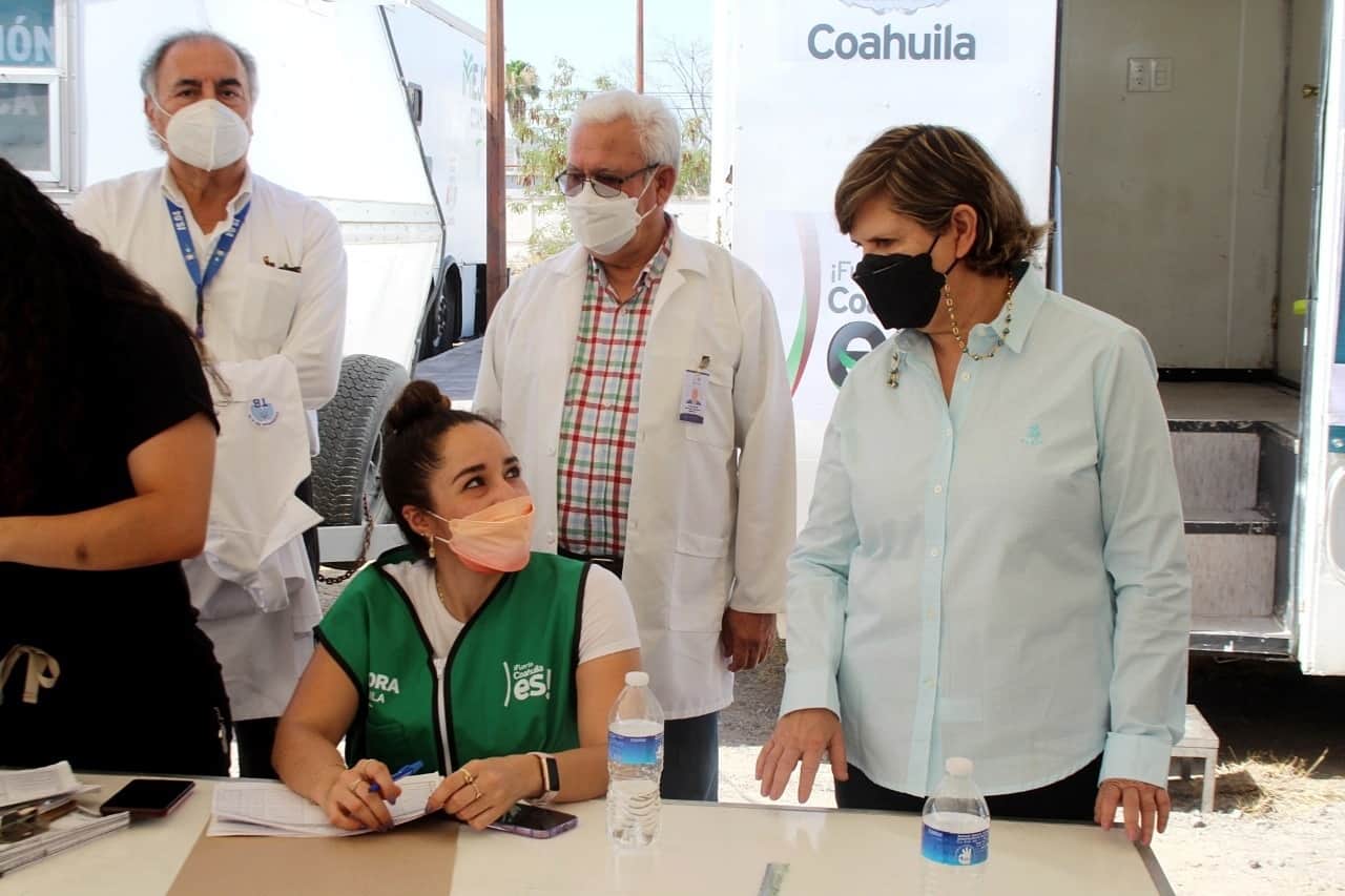 Con autoridades de la salud, realizó recorridos por los diferentes módulos.
