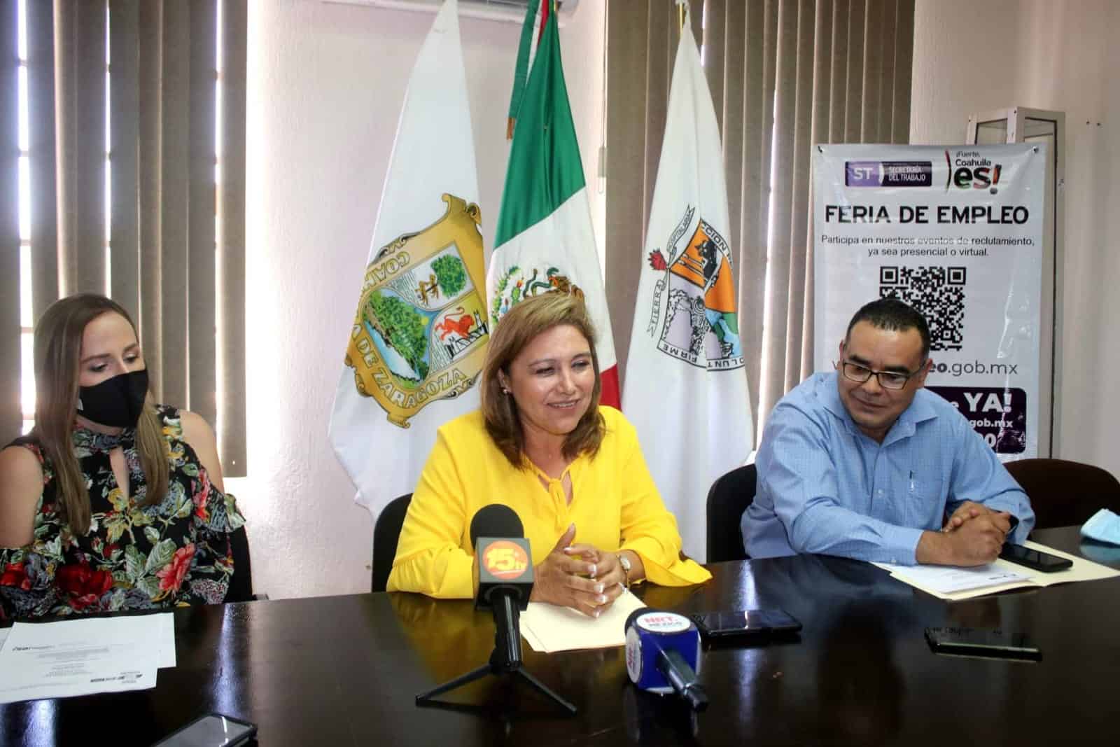 La alcaldesa de Sabinas Diana Haro Martínez, encabezó rueda de prensa.