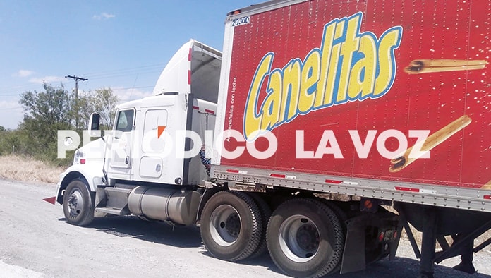 Vuelca y le pega a tráiler