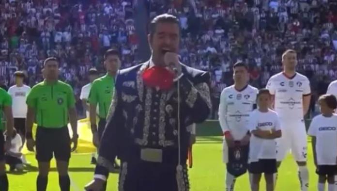 Pablo Montero se vuelve a equivocar al cantar el Himno Nacional y es abucheado