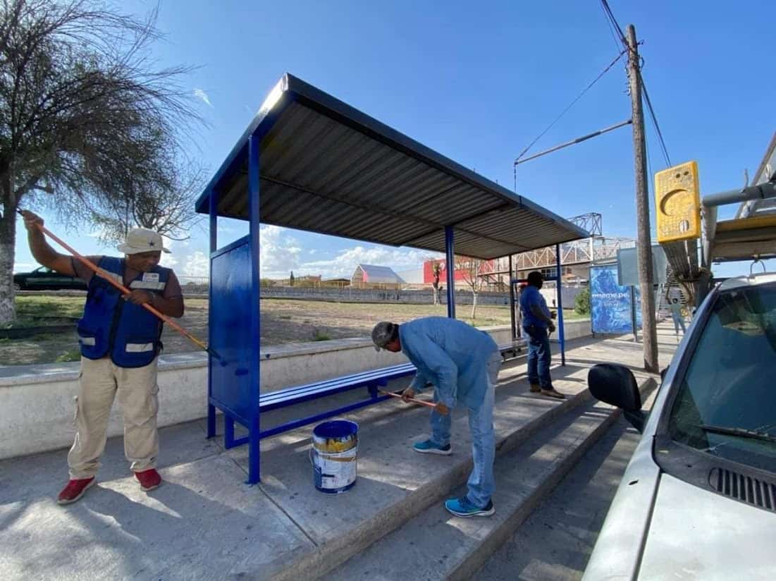 Los parabuses de Monclova, recibieron el mantenimiento adecuado para que tengan una mayor durabilidad y que los usuarios del transporte público, puedan protegerse de los rayos del sol.