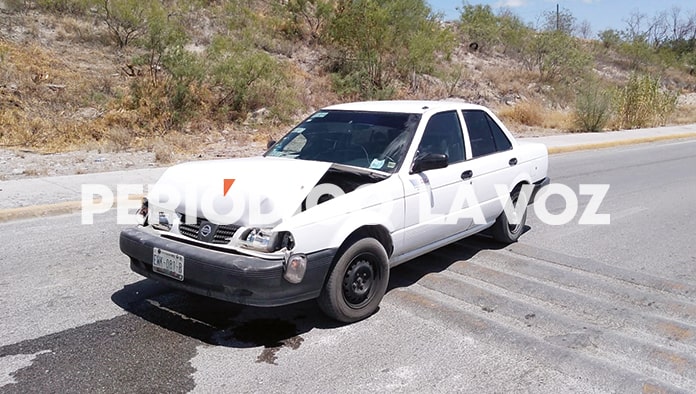 Un Nissan Tsuru impactó potentemente a una camioneta, al no alcanzar a frenar.
