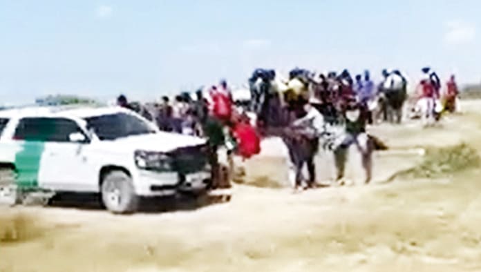 Un gran grupo de migrantes llamó la atención de propios y extraños.