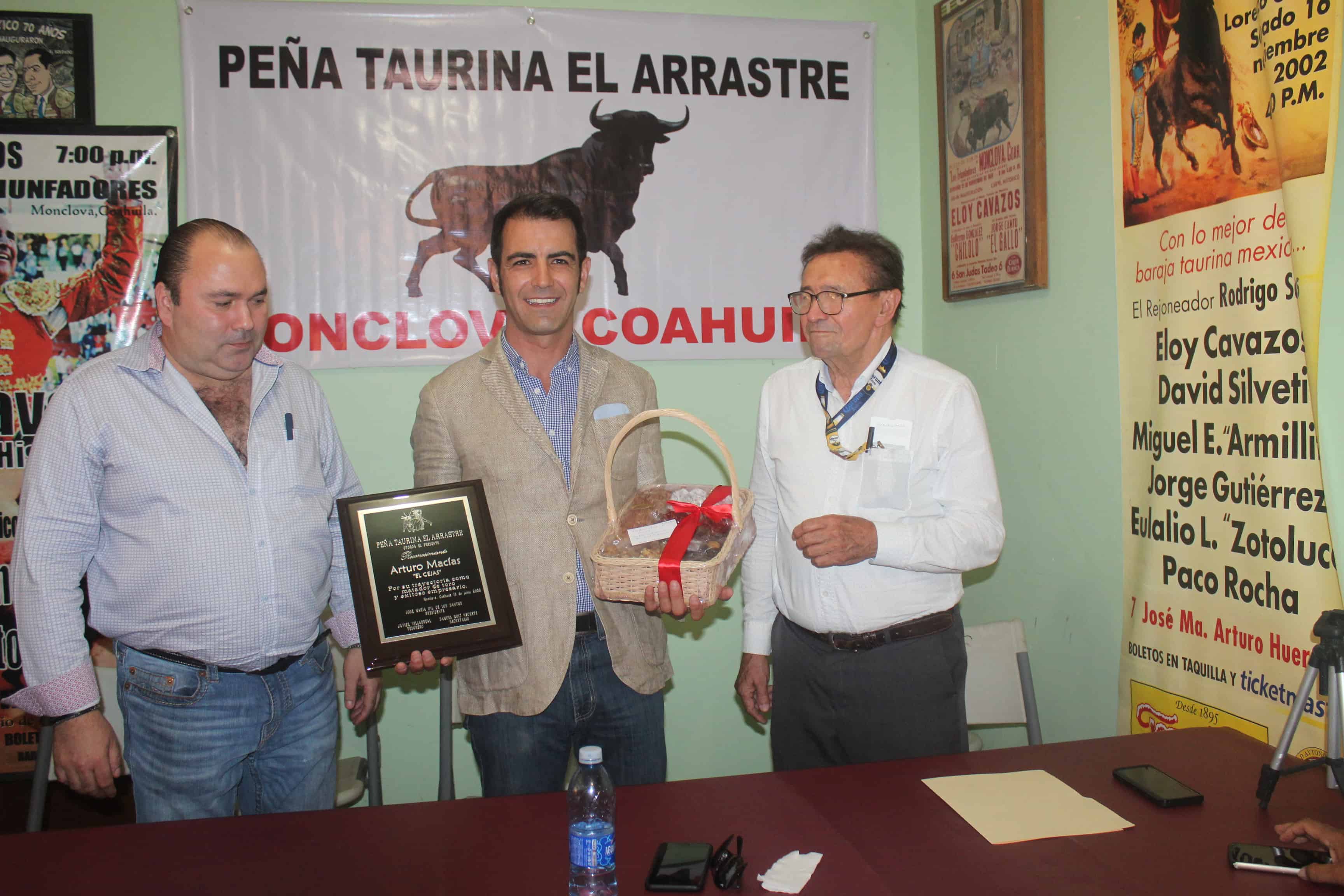 Aquí vemos al matador de toros Arturo Macías “El Cejas”, está en Monclova, y dio conferencia de prensa, a su lado los integrantes de la Peña Taurina El Arrastre de Monclova, le hicieron la invitación para que estuviera con  ellos.