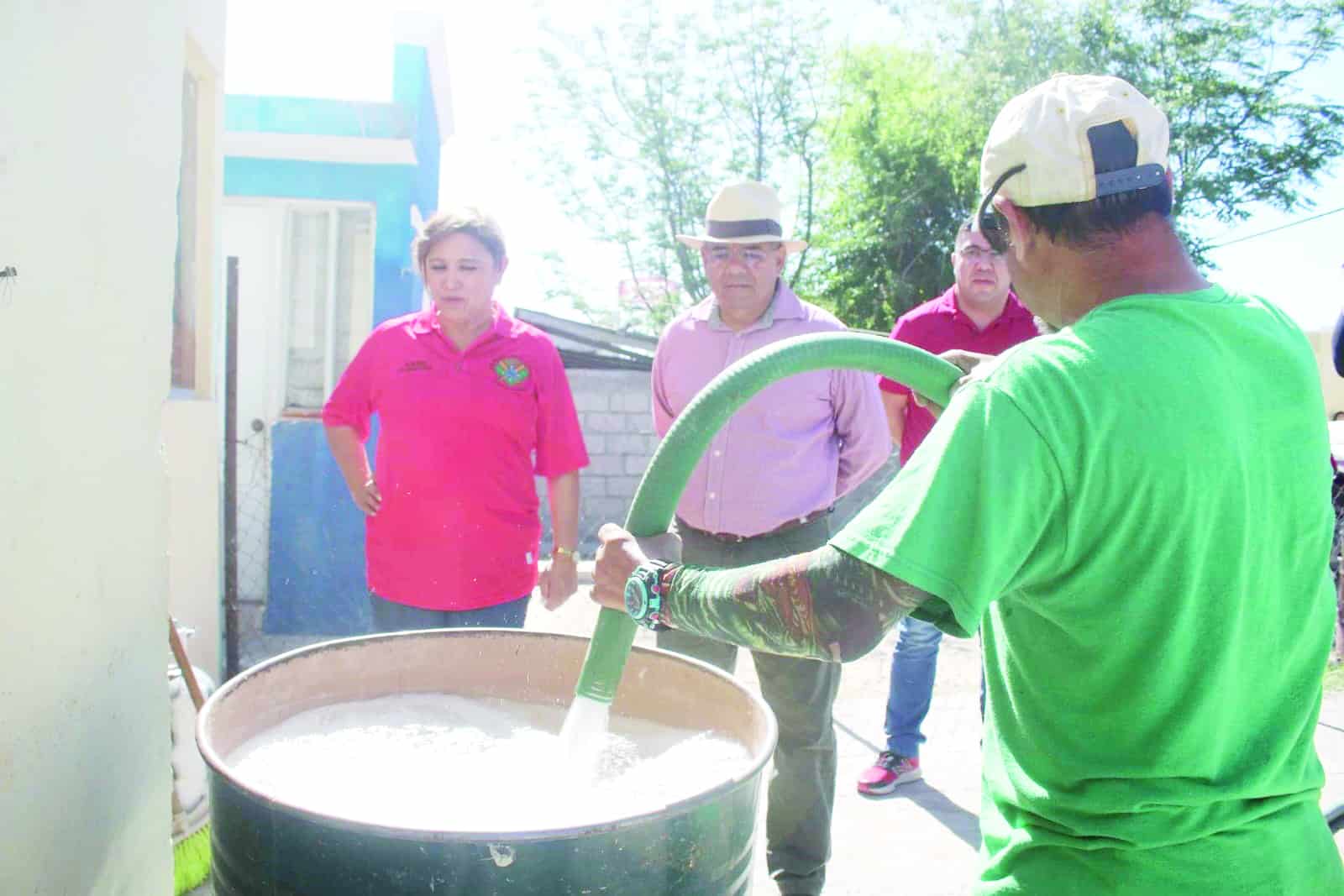 La alcaldesa Diana Haro recorrió la ruta de reparto de agua potable en colonias.