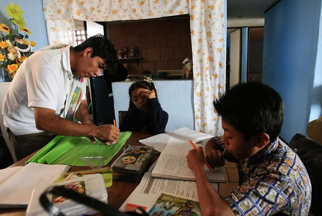 Los alumnos continúan con clases a distancia y en espera de conocer la escuela.