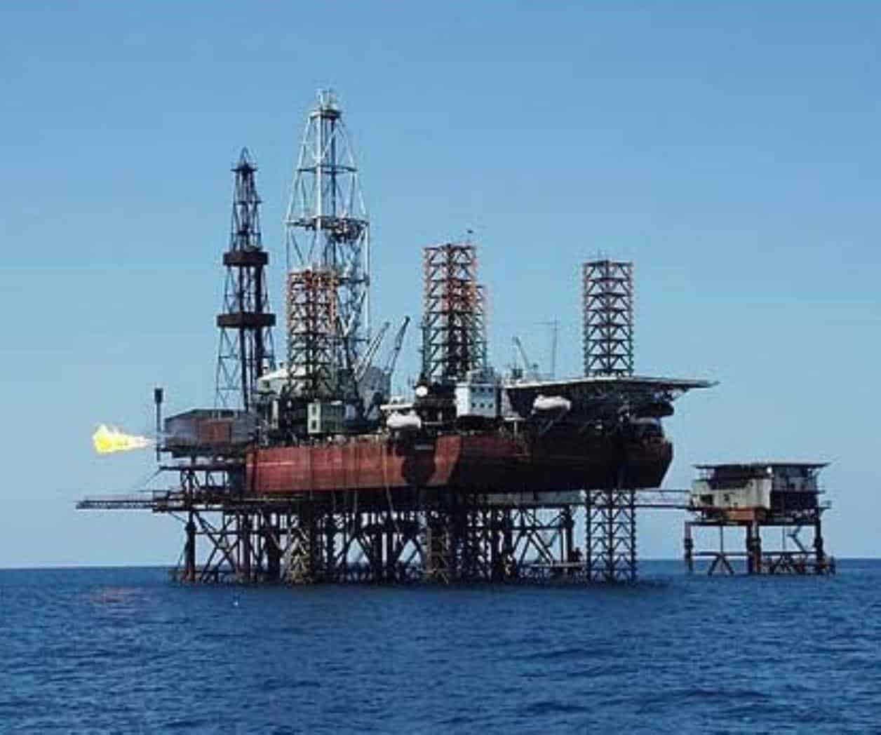Se incendia plataforma petrolera rusa; Afirman fue por ataque ucraniano