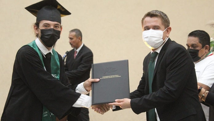 El alcalde  Hugo Iván Lozano Sánchez fue invitado de honor a la Graduación de 383 ingenieros.