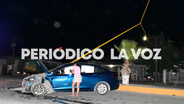El ebrio conductor se estampó contra la luminaria derribándola.