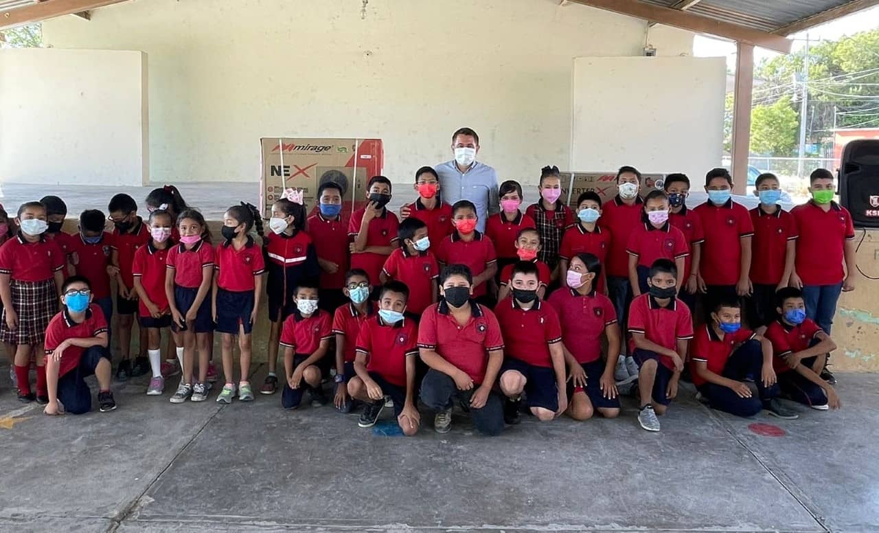 El profe Hugo Lozano, alcalde de San Buenaventura se ha ganado el cariño de los alumnos más pequeños.