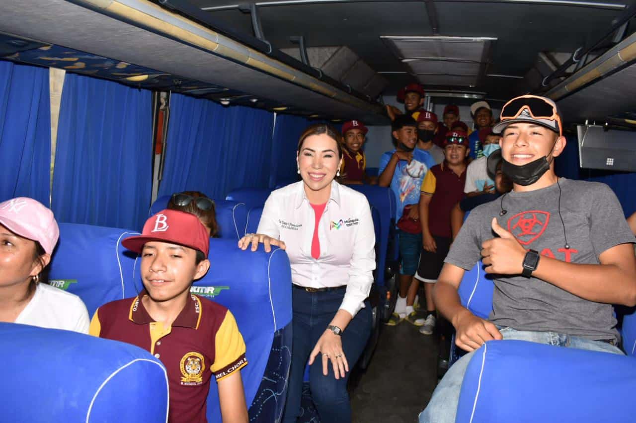 La alcaldesa Tania Vanessa Flores Guerra les despidió y deseó el mejor de los desempeños a los deportistas.