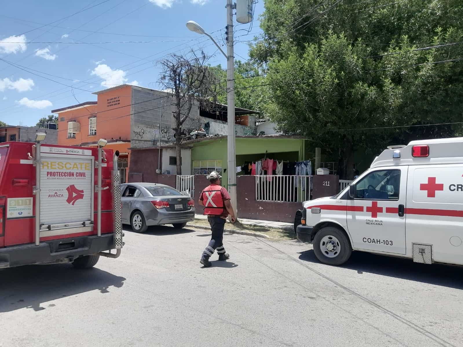 Paramédicos de Cruz Roja y elementos de Protección Civil acudieron al lugar.