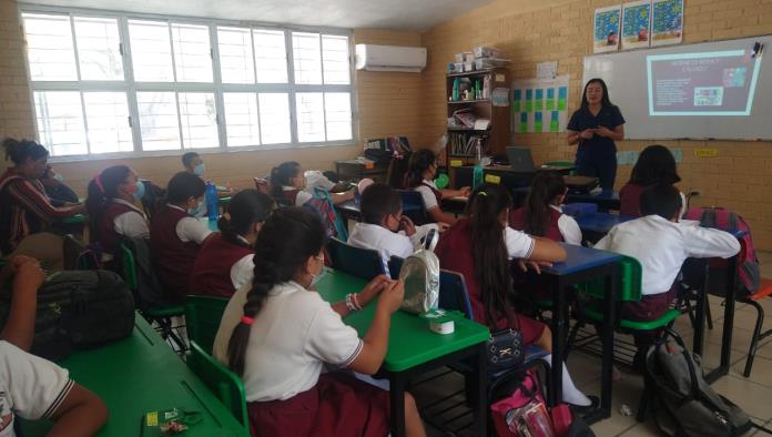 Ofrecen plática sobre la higiene a la primaria V. Carranza