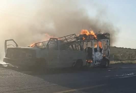 Arde camioneta y remolque de paisanos