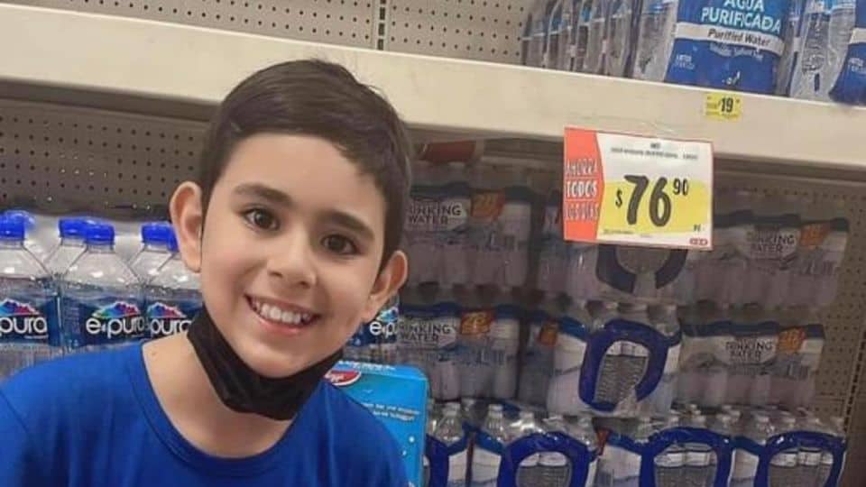 Niño ofrece aplicar uñas a cambio de botellas de agua para llevarlas a NL