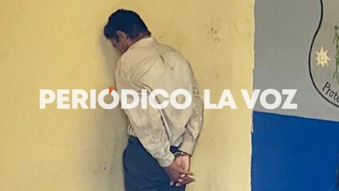 El desvergonzado sujeto estaba haciendo sus necesidades fisiológicas en la vía pública.