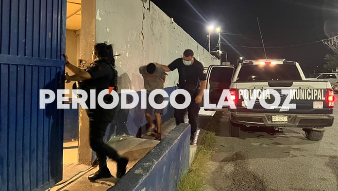 El sujeto fue arrestado luego de andar haciendo desorden en vía pública.