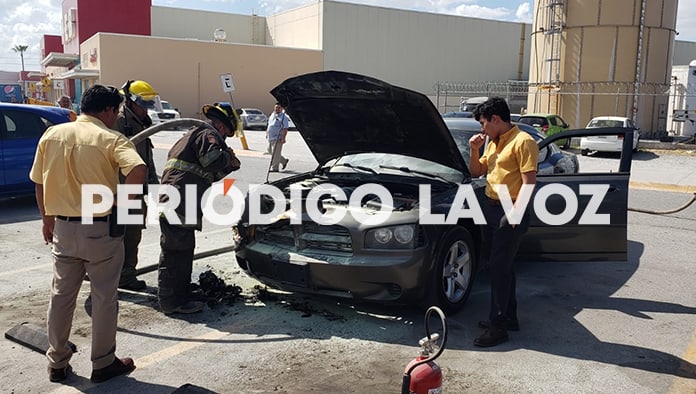 El automóvil comenzó a incendiarse de la parte del faro derecho delantero, por lo que los bomberos tuvieron que controlar el siniestro.
