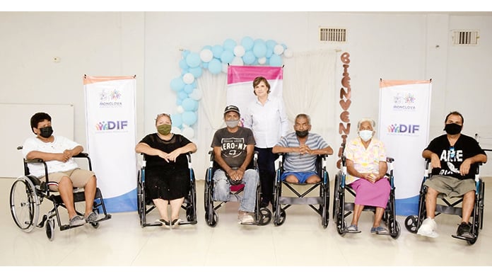 La doctora Leticia Carrillo Acevedo, presidenta honoraria del DIF Monclova, hizo entrega de seis sillas de ruedas a igual número de beneficiarios.