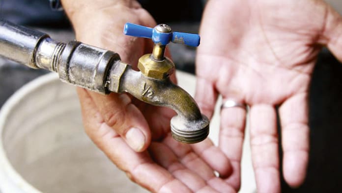 Los comerciantes son los que más pagan agua y los que menos la utilizan.