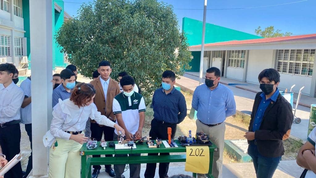 Presentan alumnos del Conalep trabajos de cierre de ciclo escolar.