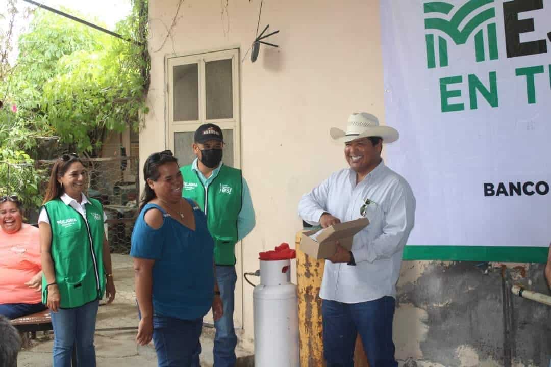 Se hizo entrega de zapatos escolares a niños de escuelas básicas.