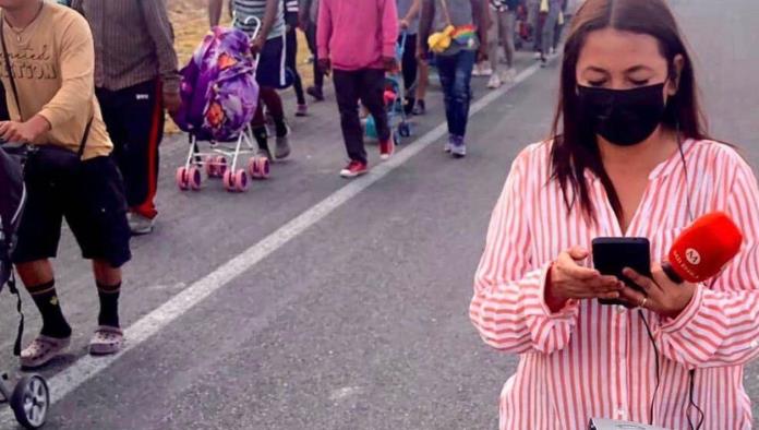 Migrantes roban celular a reportera que daba cobertura a caravana