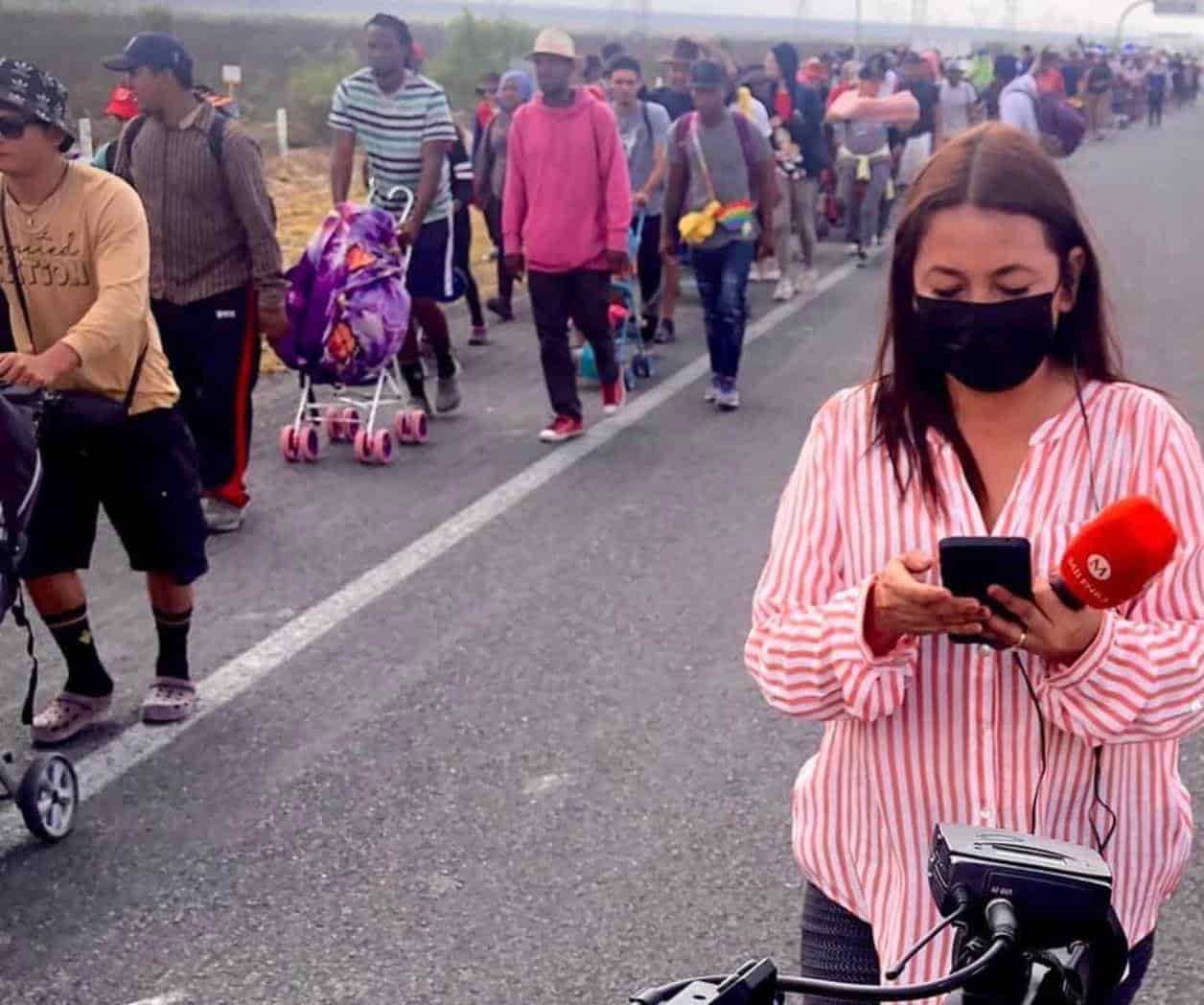 Migrantes roban celular a reportera que daba cobertura a caravana