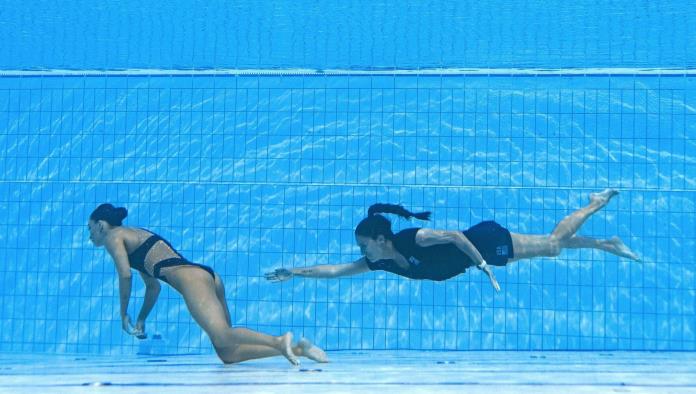 El momento en que salvan a la nadadora Anita Álvarez tras desmayarse en la piscina durante